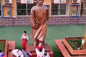 临时抱“佛"脚，考前拜一拜，徐州一中学考试前学生拜陶行知像