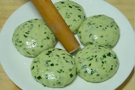 烙饼别再老一套了，加一把韭菜，一擀一叠一卷，一次5张不够吃