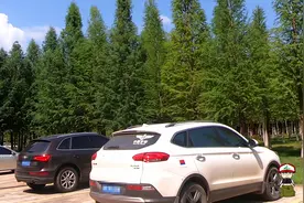 实拍云南艺术学院，发现宿舍楼下停着很多豪车，这是为什么呢？视频封面