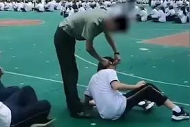 新生回校军训头发不合规 教官当场用剪刀剪掉学生多余头发