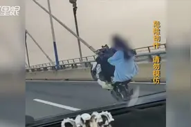 不要命！男孩电动车载女友炫车技 穿拖鞋还不带安全帽视频封面