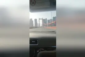 突发！武汉鹦鹉洲大桥晃动，现场市民过桥感觉像坐船视频封面