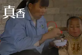 你小时候最喜欢吃什么呢？鱼鳞病男孩：我喜欢喝稀饭