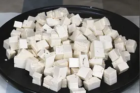 豆腐切小块，简单一做就上桌，这做法头一次见，实在太香了