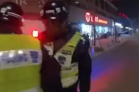 宁波两名辅警闯红灯还与群众发生纠纷，降级并取消全年考核奖视频封面