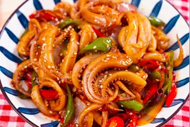 鱿鱼最好吃的做法！鲜嫩入味，比烤鱿鱼还香~视频封面