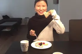 德国奶奶借电饼铛给老公在家做华夫饼甜品，做法简单好看好吃！视频封面
