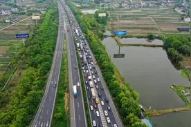 （88）G15沈海高速·苏州段，五一长假首天堵死，过江需5-10小时视频封面