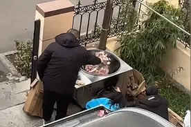 邻居院子支大锅花样做饭，女子馋哭数日，结局猝不及防：真到手了视频封面