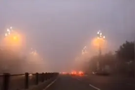 成都发布大雾黄色预警信号:局部地区能见度小于200m 部分航班延误视频封面