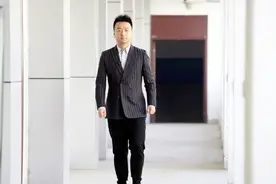 他是兰州广播电视台的王牌主持，前段时间还上了央视主持人大赛视频封面