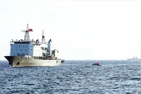 中国904A型岛礁补给舰：满排15000吨，可保障南沙群岛物资供应视频封面