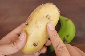 土豆发芽到底能不能吃？许多人一直都吃错等于服毒，看完长见识了视频封面