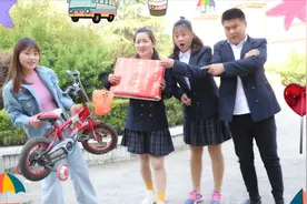 校园剧：小楠抽中自行车找老师兑奖，没想却被老师套路，结局真逗