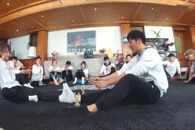 蓝盈莹亮大脚惊坏大黑牛，李晨：居然和我脚一样大，女星大脚系列视频封面