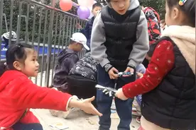 “小老板”跳蚤市场！郑州小学生摆摊卖玩具，砍价过程太逗了视频封面