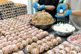 小伙摆摊卖肉丸，10元一颗月赚10万，直言：摆摊比打工强多了视频封面