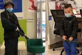 2岁男孩拿假枪遇上拿真枪的押运人员，两人相视瞬间沉默视频封面