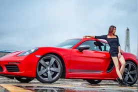 一百万内最好玩的双门跑车？Lina试驾保时捷718 T视频封面