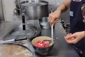 吃过鲜肉牛肉面吗？牛肉用滚烫的高汤烫熟，鲜嫩无比，太好吃了视频封面