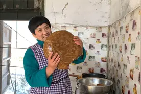 午饭简简单单，二舅熬的猪皮冻，炒2样小菜，爷俩就着小酒吃嗨了
