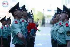 泪目！退伍老兵向战友交接武器视频封面