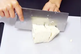 原来豆腐这样切，一点也不粘刀，又学一招