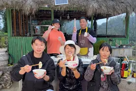 去地里挖野菜做饺子，一家人包饺子造型五花八门，搞笑了视频封面