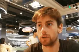 美国小伙参观物流会，进门瞬间“傻眼”了：你们中国人真会玩！视频封面