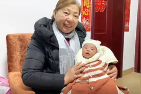 上海虹姨当奶奶了，给孙子小小文寄来一大箱礼物，样样都是精品视频封面