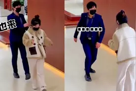 小姐姐提车后开心到飞起，身后销售员看懵圈，下一秒动作网友乐了视频封面