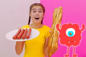 小女孩和姐姐哥哥玩亲子过家家厨房游戏制作美食和儿童玩具视频封面