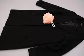 在毛呢大衣上放个浴球，用途真厉害，解决男女朋友一大困扰，看看