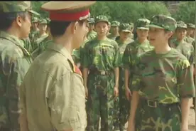 新生军训，女子身体不舒服请假却被拒，不料女子生气了这么做