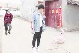 姊妹两个去赶集，路上却和帅小伙干起来了，结果太逗了视频封面