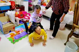 两萌宝玩骑大马，妹妹骑姐姐背上，姐姐驮着走视频封面