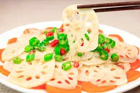 饭店的凉拌莲藕那么好吃，大厨教你其中的技巧，清脆爽口不发黑视频封面