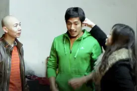 一男子在舞台被揪住耳朵？四川的”妻管严“为啥叫耙耳朵？视频封面