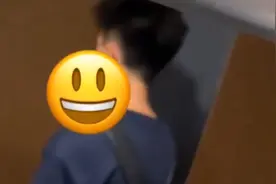 奇葩！男生为哄女友当众闯进女厕，边敲门边认错：你别生气视频封面