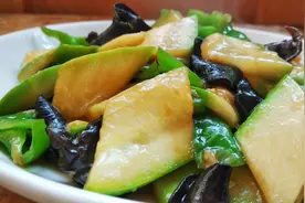 西葫芦炒木耳的家常做法，简单几步就出锅，好吃营养，解馋又下饭