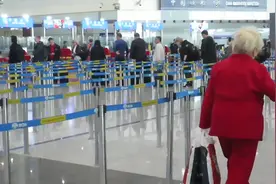 英国贵妇来中国旅游，刚下飞机就傻了，我买的明明是去中国的机票视频封面