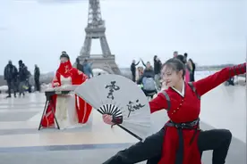 这才叫文化输出！两中国女孩在巴黎街头展示武术，老外看痴了视频封面