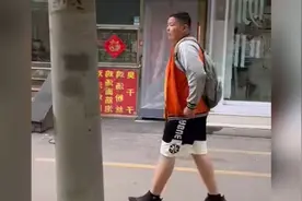 小学生长得人高马大路人看惊，网友：大学生看见都得退避三舍视频封面