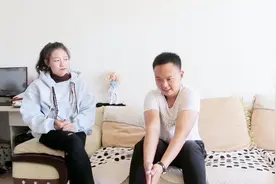 寡妇三天两头来找光棍修东西，主动向光棍示好，真是天生一对视频封面