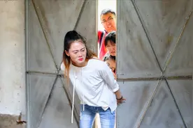 短剧：换老师3：大熊砸开老师家的门，同学们终于见到老师，感动视频封面