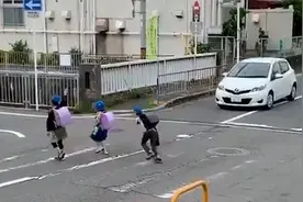日本小学生过马路视频引热议：数十秒内无一辆汽车停下让路视频封面