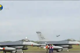 台空军F16V战机训练产生音爆，震碎20户居民的天花板和玻璃视频封面