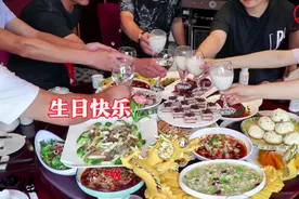 六娃过生日，今天大家吃好喝好玩好，四娃还买了份神秘礼物在路上