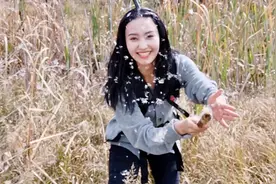 在池塘边玩毛蜡，沾了一身毛。你们知道毛蜡是什么吗？