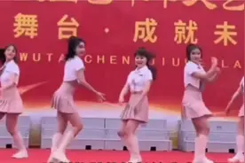 女校长和同学一起跳女团舞，全程无划水，站C位是有原因的！视频封面